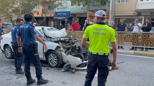 Erzincan'da otomobil belediye otobüsüne arkadan çarptı, sürücü ağır yaralandı