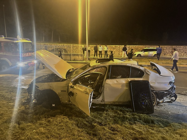 Erzurum Palandöken'de kaldırıma çıkan otomobilde 4 kişi yaralandı