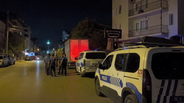 Bursa'da eşine ve polise saldıran şüpheli biber gazıyla etkisiz hale getirilip gözaltına alındı