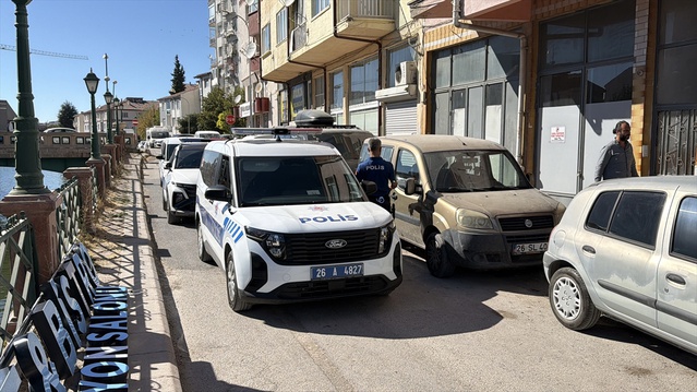 Eskişehir Tepebaşı'nda park halindeki araçta hareketsiz bulunan kişi hayatını kaybetti