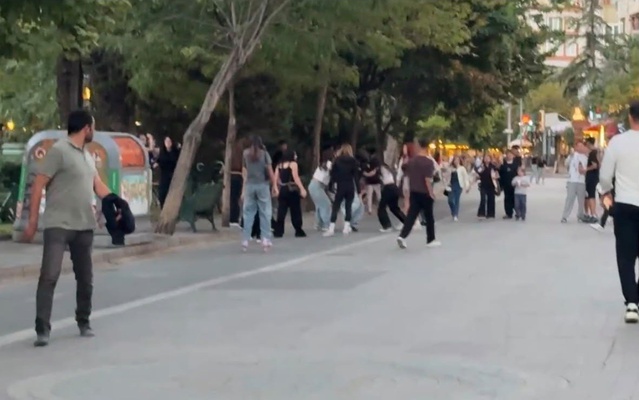 Eskişehir’de kız çocuklarının saç saça, başa başa kavgası