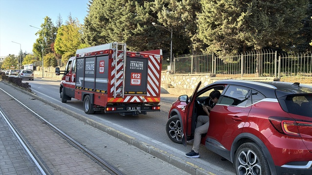 Eskişehir Tepebaşı'nda otomobilin altında kalan motosiklet sürücüsü vatandaşlarca kurtarıldı