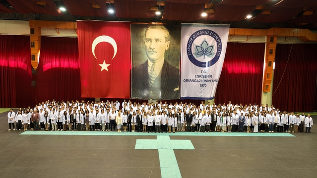ESOGÜ Tıp Fakültesinde hekim adayları beyaz önlüklerini giydi
