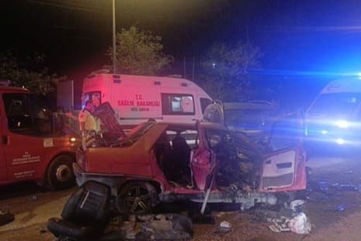 Fethiye\'de kamyonetle çarpışan otomobilin sürücüsü hastanede hayatını kaybetti