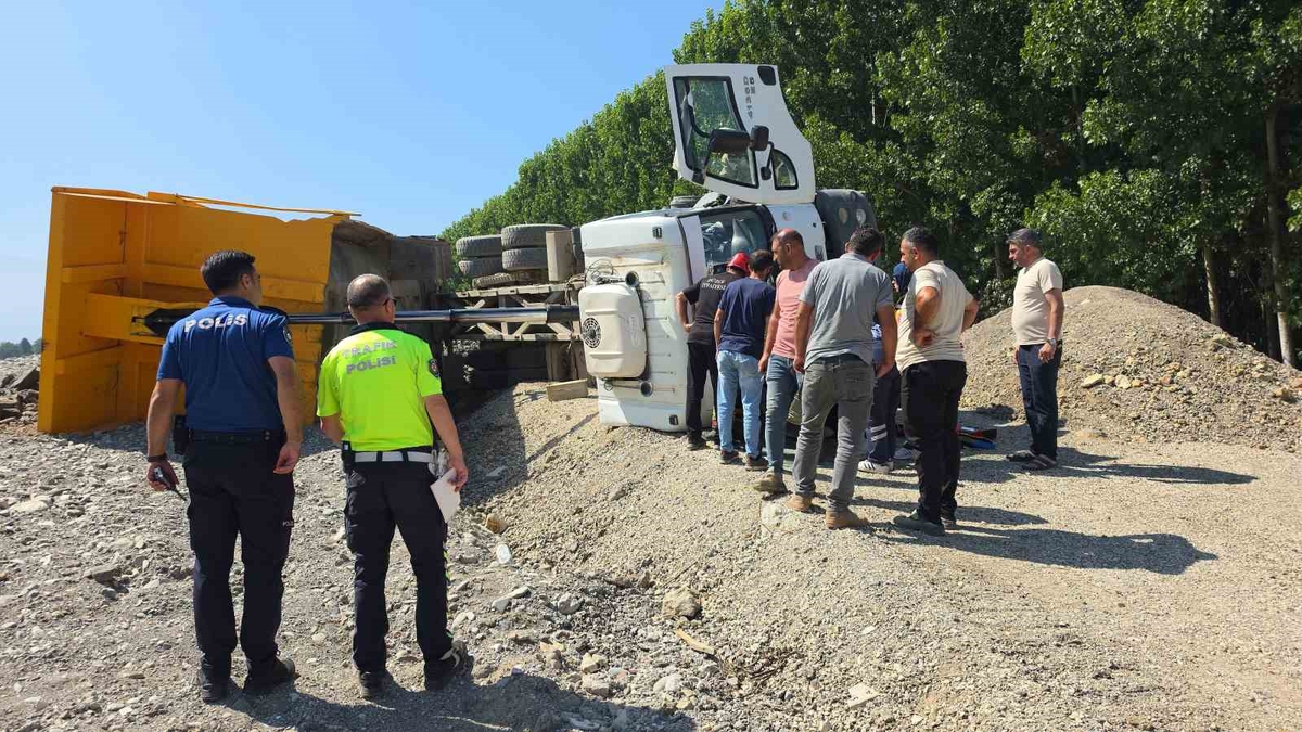 Düzce\'de devrilen hafriyat kamyonunda sıkışan sürücü hastaneye kaldırıldı