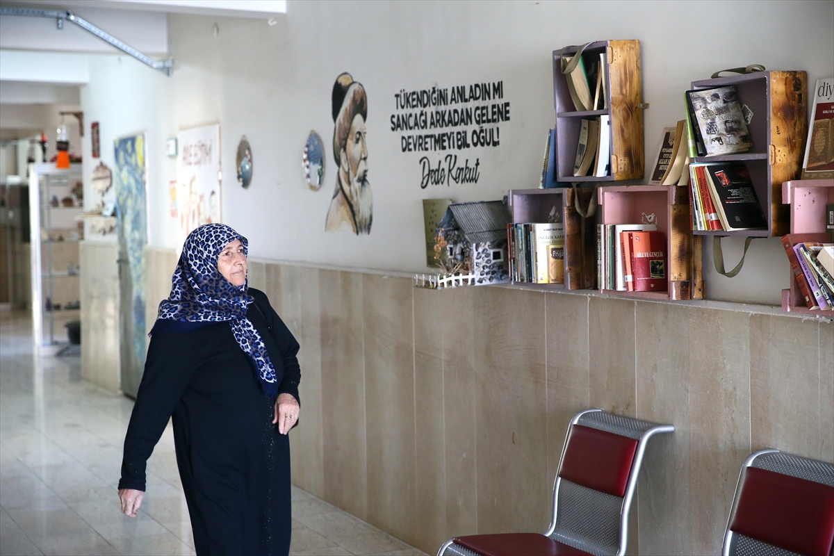 Muş\'ta 63 yaşındaki Muazzez Işık, hastanedeki mahcubiyetin ardından okuma yazma öğrendi