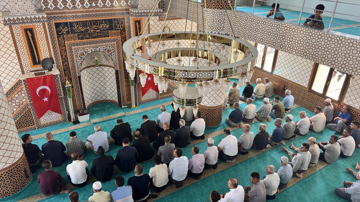 Hatay Altınözü\'nde depremde yıkılan caminin yerine yapılan yeni cami ibadete açıldı