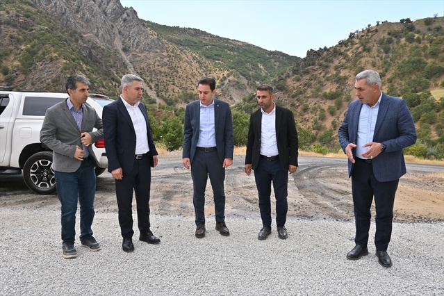 Hizan Kaymakamı Öztürk, 9 kilometrelik asfalt çalışmalarını yerinde inceledi