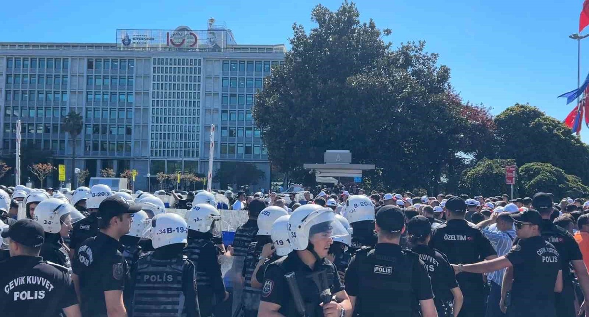 İBB önünde SDS eylemi büyüdü, çalışanlar Saraçhane\'yi terk etmiyor