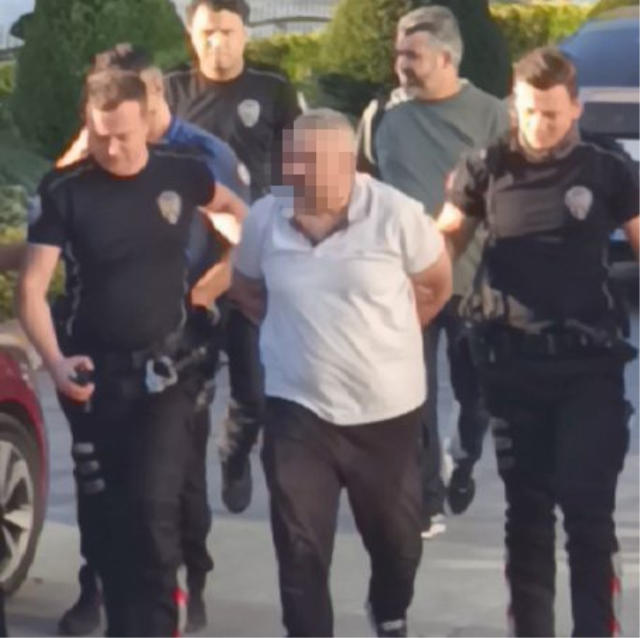 İşten çıkarılınca belediye binasını bu kılıçla bastı