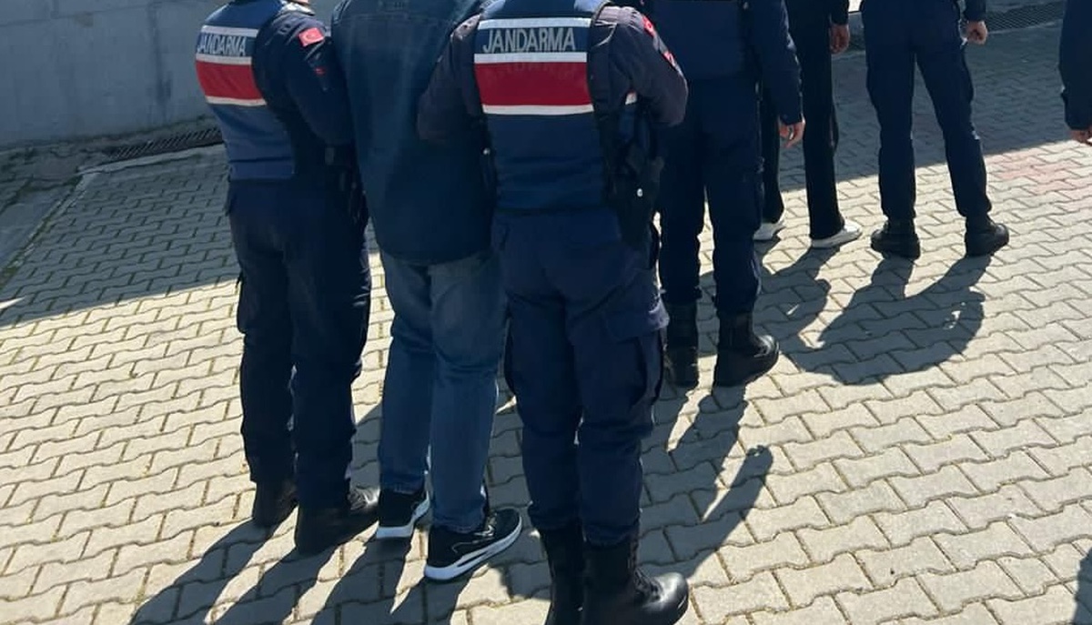 İzmir Menderes'te jandarma üniformasıyla altın çalan 4 şüpheliden 3'ü tutuklandı