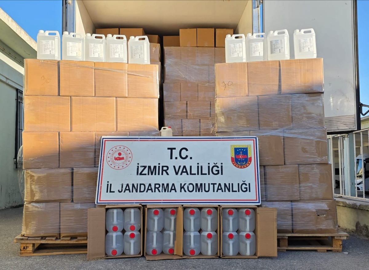 İzmir\'de 4 adli aramada 19 bin 260 litre etil alkol ele geçirildi, 4 şüpheli gözaltında