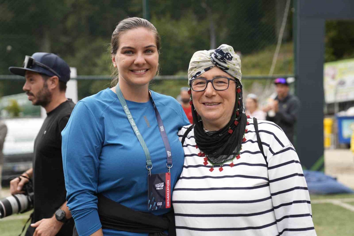 Ayder'de Nazmiye Dalga'ya Rize Valiliğinden Kaçkar by UTMB öncesi spor ayakkabısı desteği
