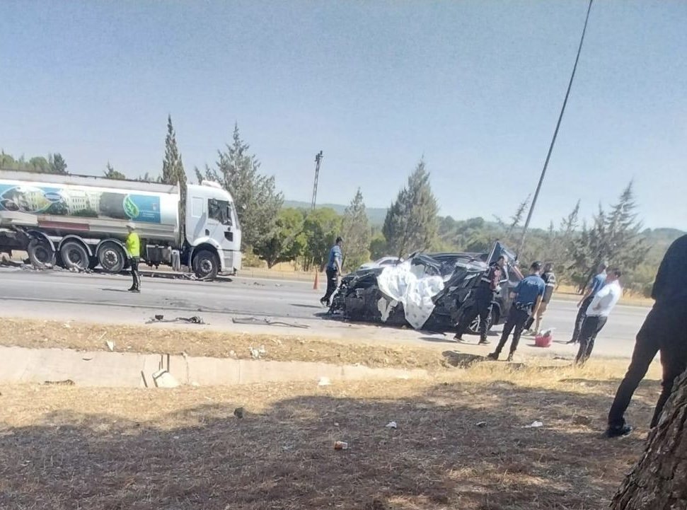<a class='keyword-sd' href='/kahramanmaras/' title='Kahramanmaraş'>Kahramanmaraş</a>'ta otomobil, sulama yapan kamyona çarptı; sürücü öldü, 2 yaralı