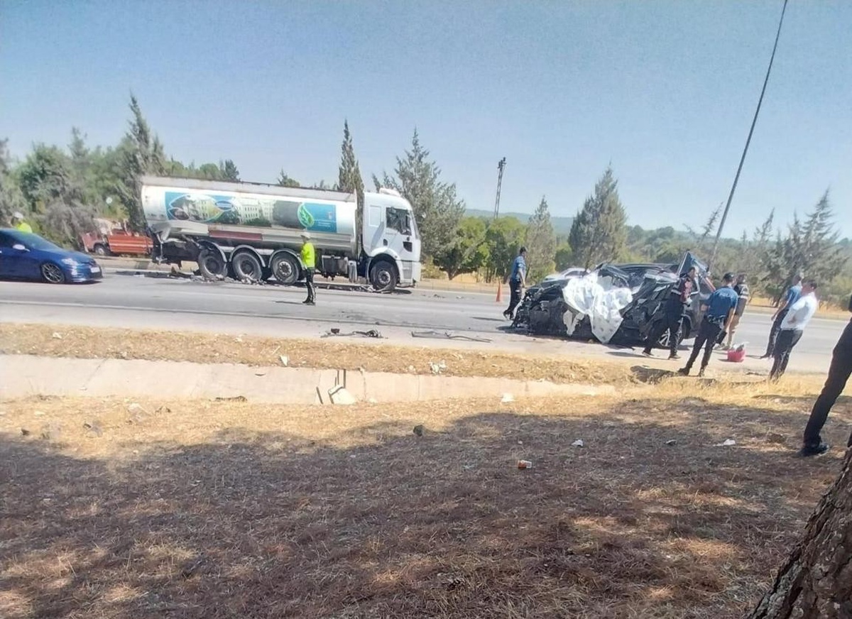 Kahramanmaraş Dulkadiroğlu\'nda otomobil sulama tankerine arkadan çarptı, sürücü öldü