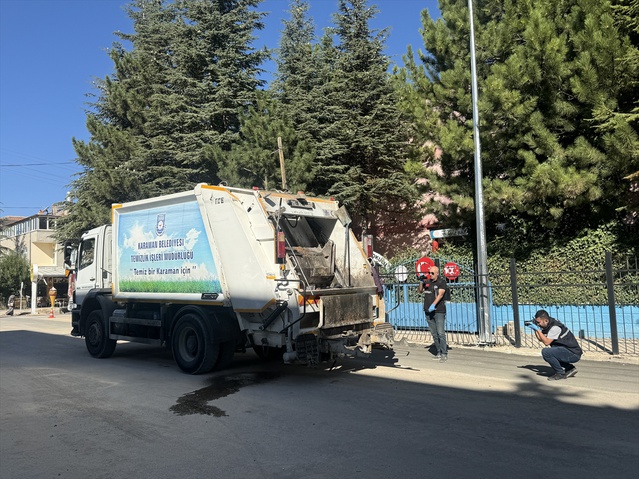 Karaman'da çöp kamyonundan düşen 2 temizlik işçisinden biri ağır yaralandı