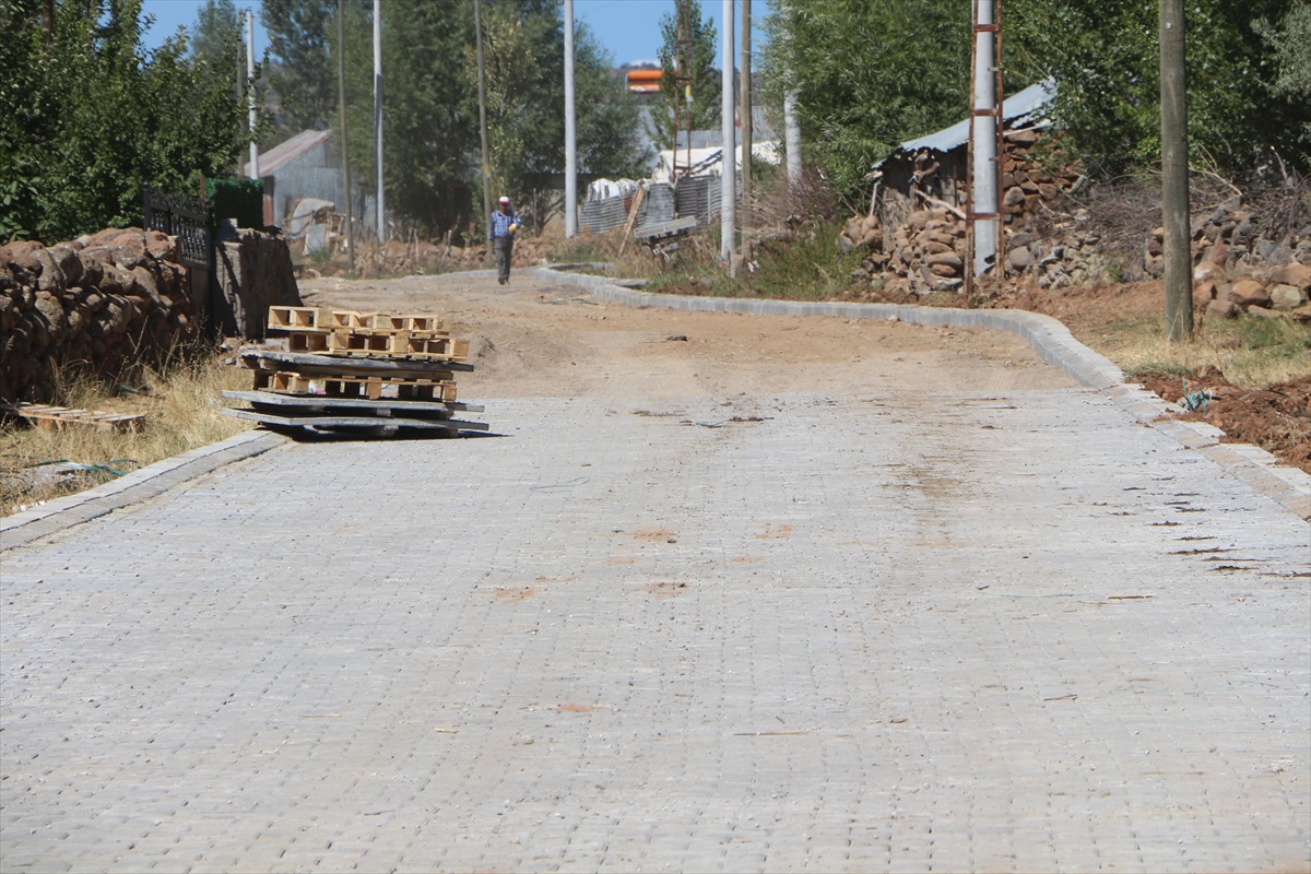 Bingöl Karlıova\'da Bahçe köyünde parke taşı çalışması sürüyor