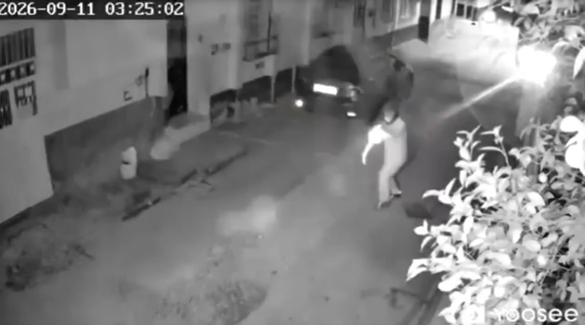 Adana\'da kasklı şüpheliler evi kurşunladı, saldırı kamerada