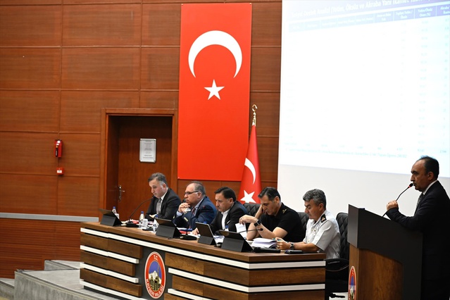 Kayseri'de okul güvenliği toplantısı yapıldı, Vali Çiçek tedbirlerin alındığını açıkladı