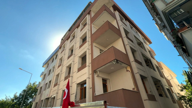 Kentsel dönüşümde sürpriz! Duvarın içinden 25 kilo petek bal çıktı