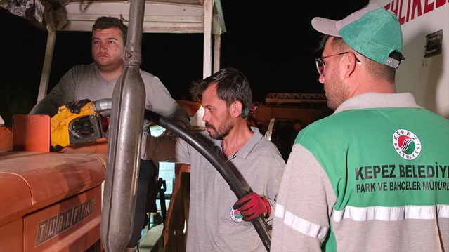 Kepez Belediyesi, Aksu ve Kepez'deki orman yangınına 20 araç ve 100 personelle destek verdi