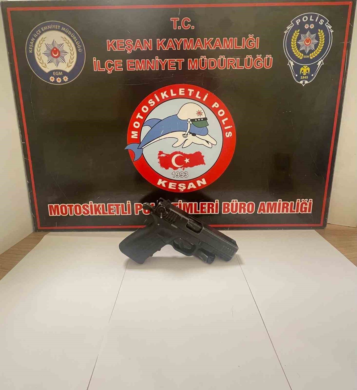 Keşan\'da denetimde 5,7 gram uyuşturucu madde ve ruhsatsız tabanca ele geçirildi
