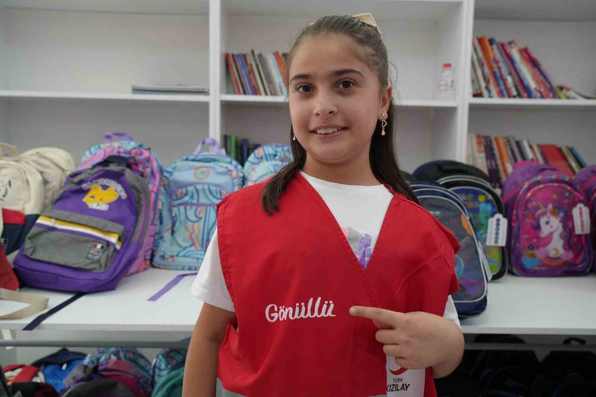 Kızılay Erzurum\'da 300 öğrenciye çanta ve kırtasiye seti ulaştırdı
