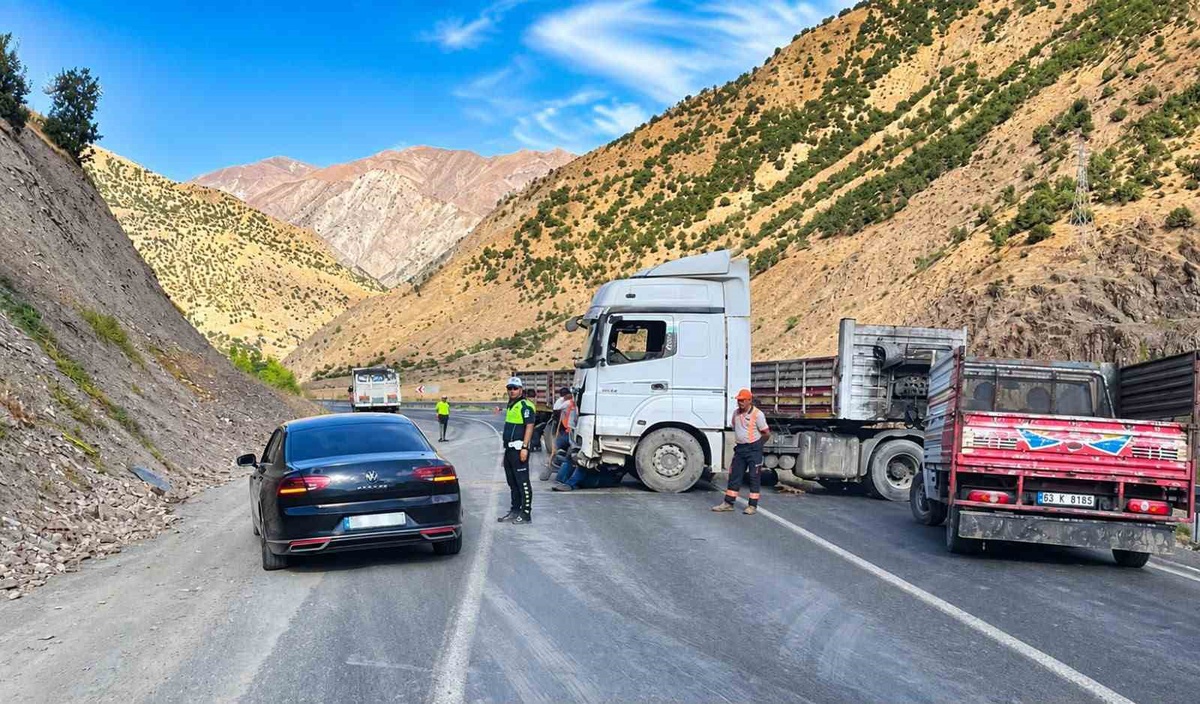 Hakkari\'de kontrolden çıkan tır bariyerlere çarptı, trafik kısa süreli aksadı