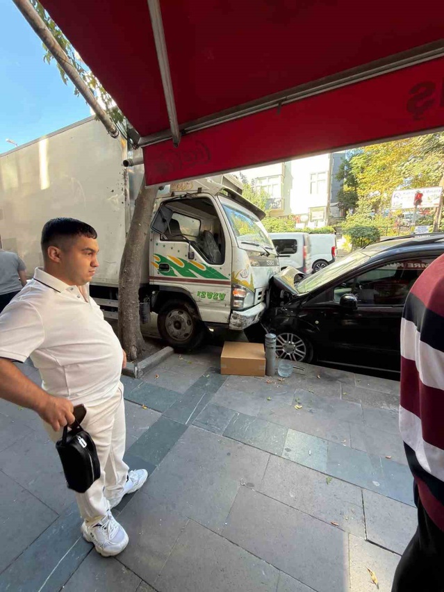 Küçükçekmece Sefaköy'de sürücüsüz kamyonet yokuş aşağı kayıp iki araca çarptı