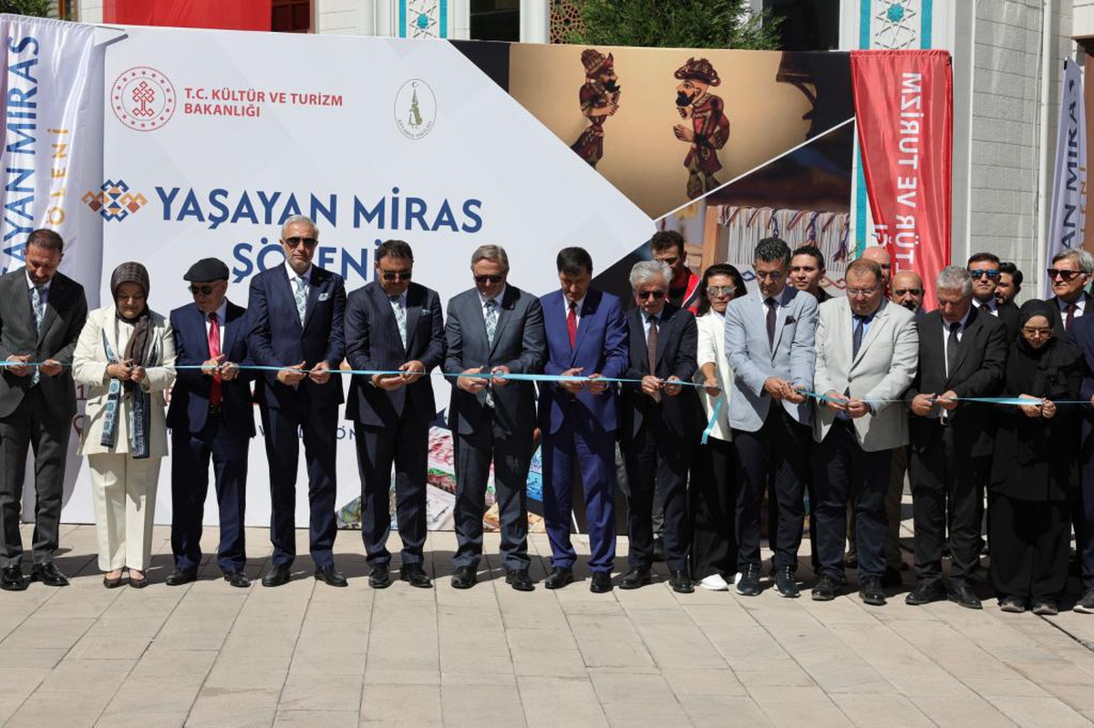 Kütahya\'da Yaşayan Miras Şöleni kortej yürüyüşüyle başladı