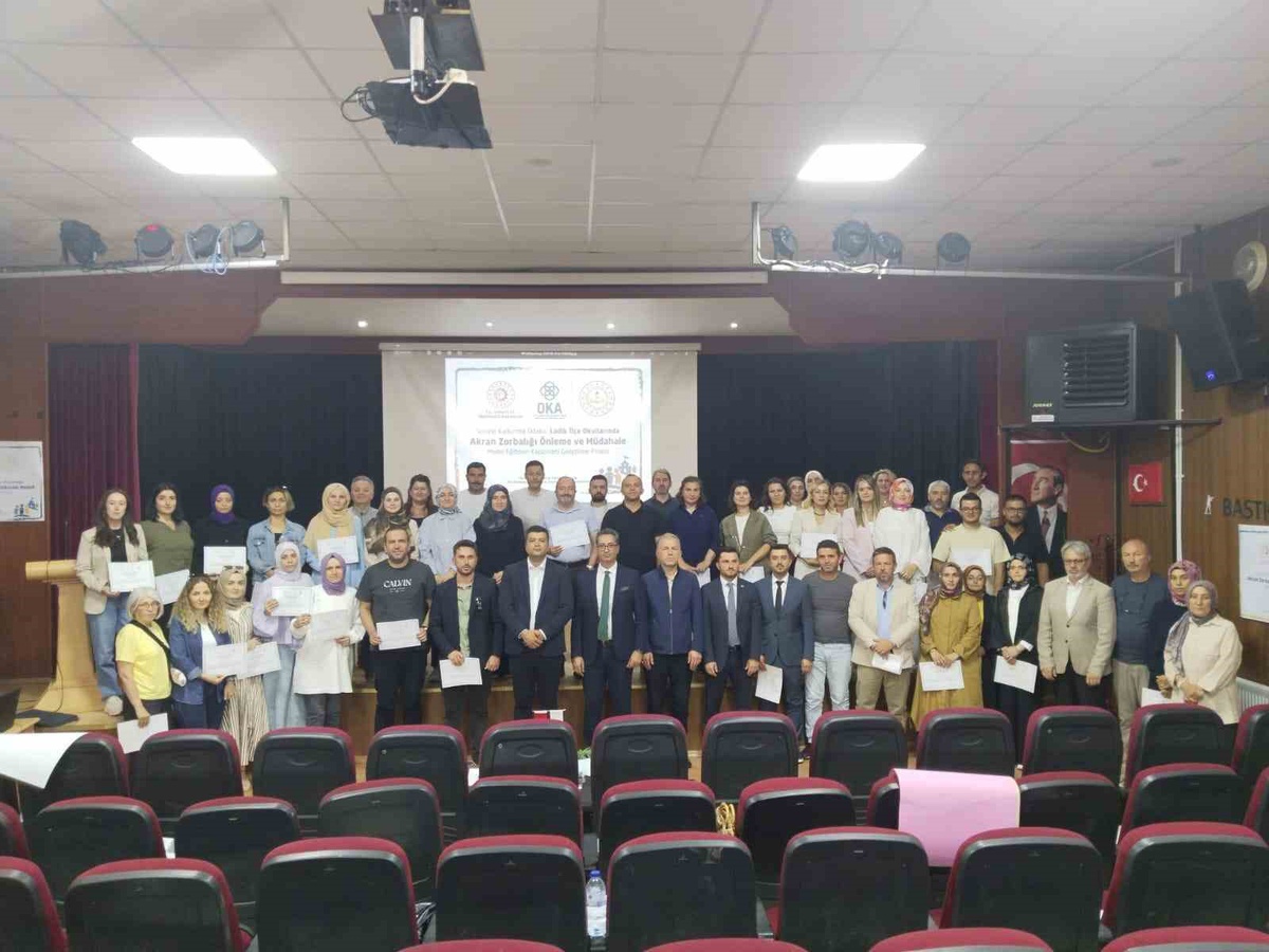 Ladik'te akran zorbalığına karşı 50 öğretmen eğitildi