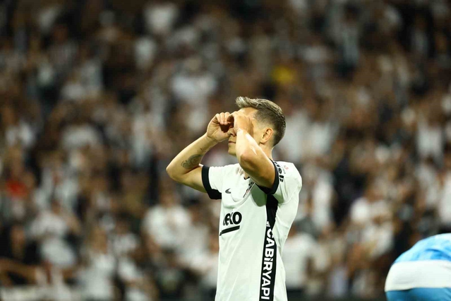 Beşiktaş, Erzurumspor FK'yı 3-0 yendi; Trossard ilk golünü attı