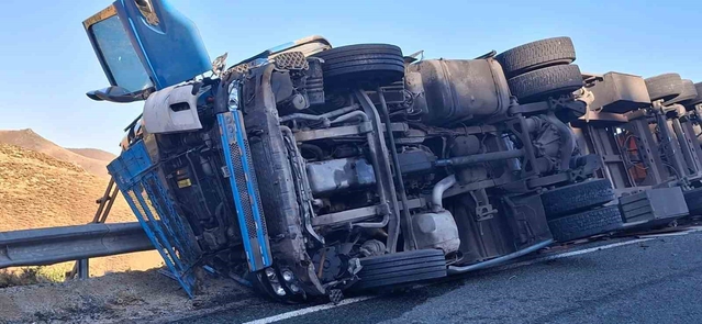 Malatya Pütürge'de virajı alamayan tır devrildi, 2 kişi yaralandı