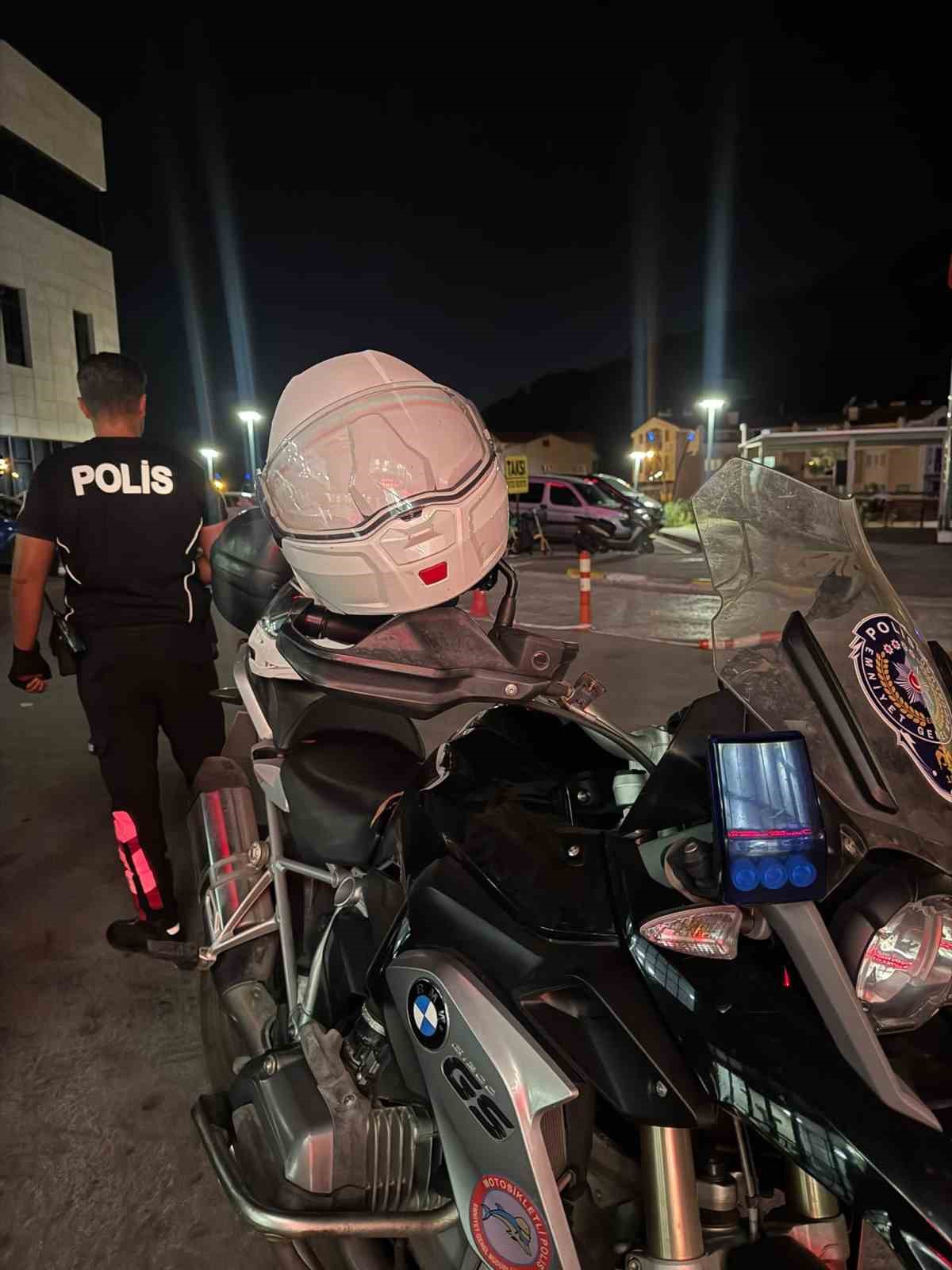 Marmaris\'te ehliyetsiz 15 yaşındaki sürücü polise ve araca çarpıp yaralandı