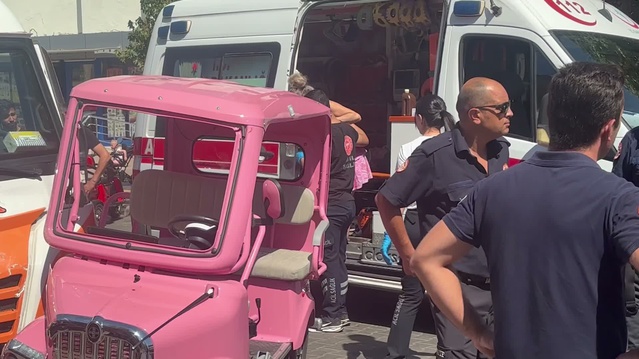 Marmaris İçmeler'de elektrikli bisiklet dolmuşla çarpıştı, 3 İngiliz turist yaralandı