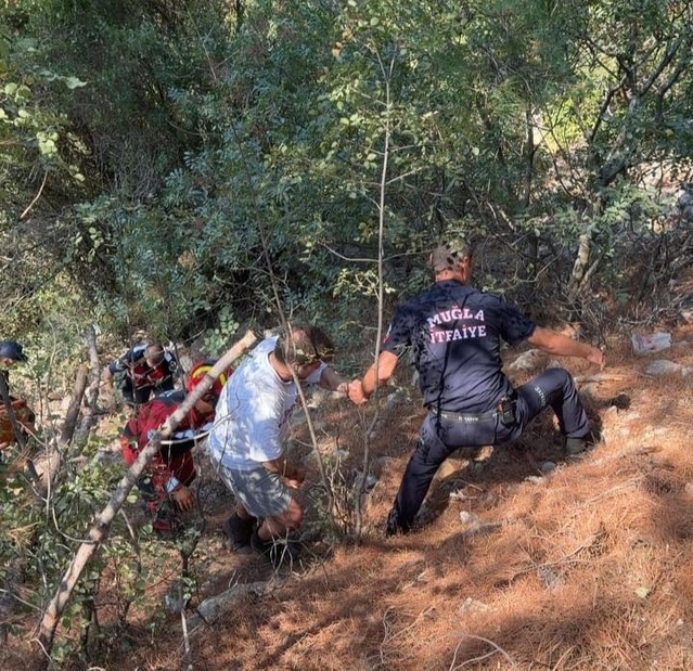 Muğla Menteşe'de otomobil uçuruma yuvarlandı, sürücü yaralandı