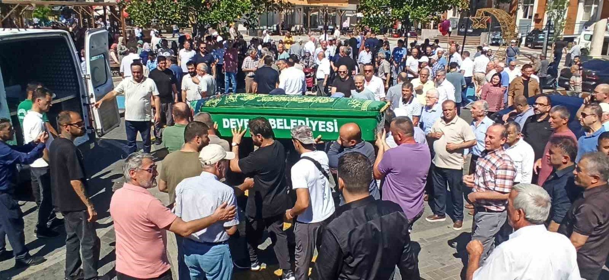 Devrek\'te iş insanı Bükrü kardeşlerin annesi son yolculuğuna uğurlandı