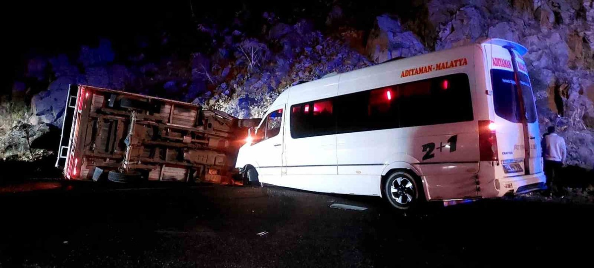 Giresun’un Şebinkarahisar ilçesinde fındık işçilerini taşıyan minibüsün karıştığı trafik kazası