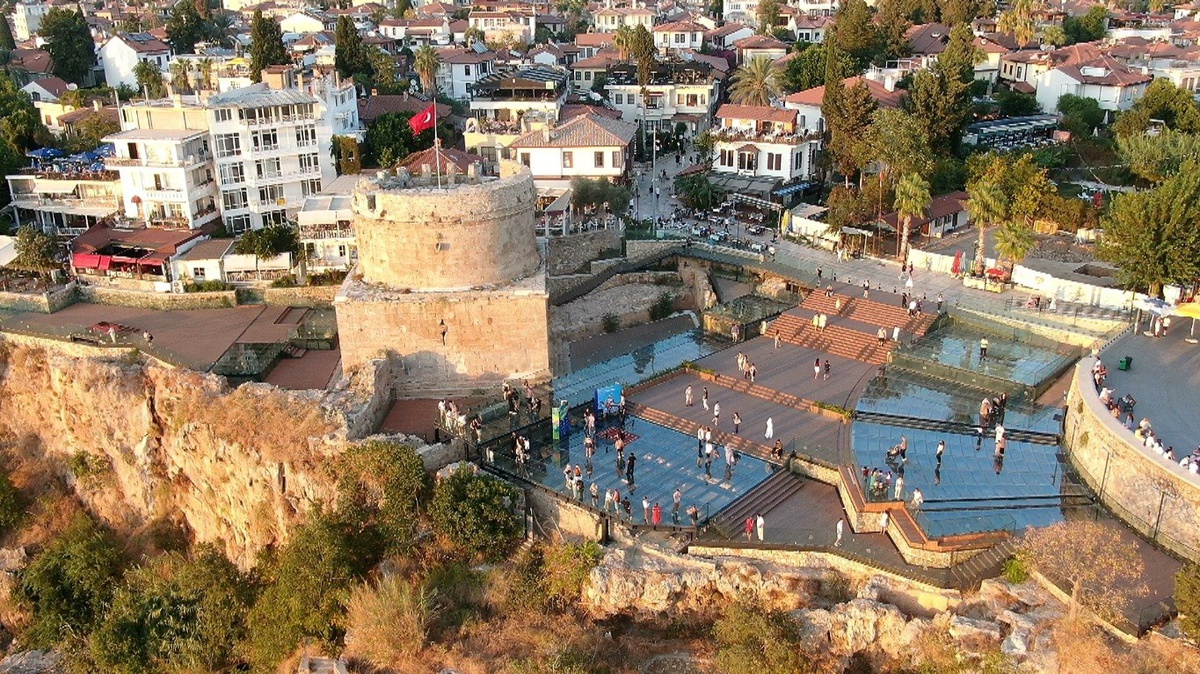 Antalya'da milli tenisçiler Hıdırlık Kulesi'nde gösteri maçı yaptı