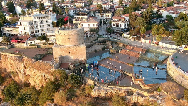 Antalya'da milli tenisçiler Hıdırlık Kulesi'nde gösteri maçı yaptı