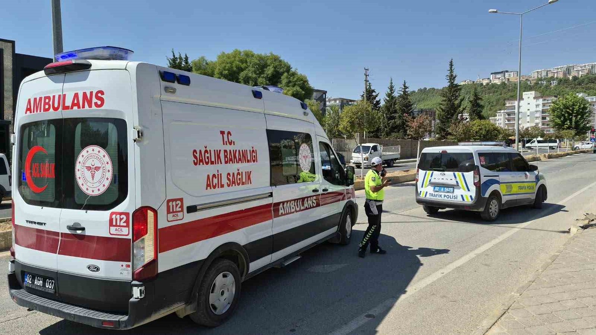 Adıyaman\'da motosikletin çarptığı kadın hastaneye kaldırıldı