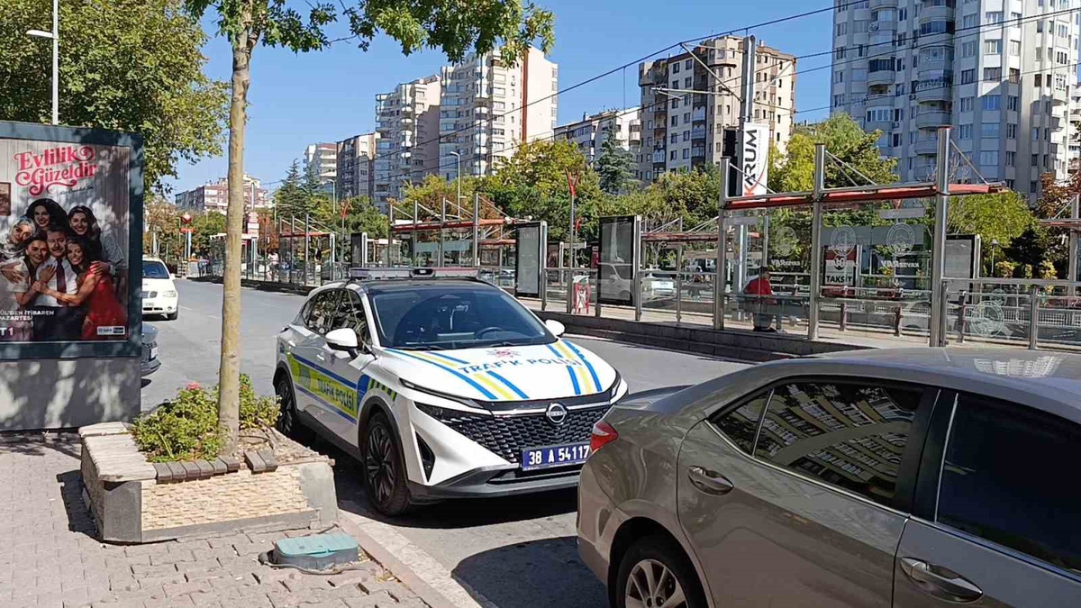 Kayseri Kocasinan\'da motosiklet yaşlı adama çarptı, yaya yaralandı