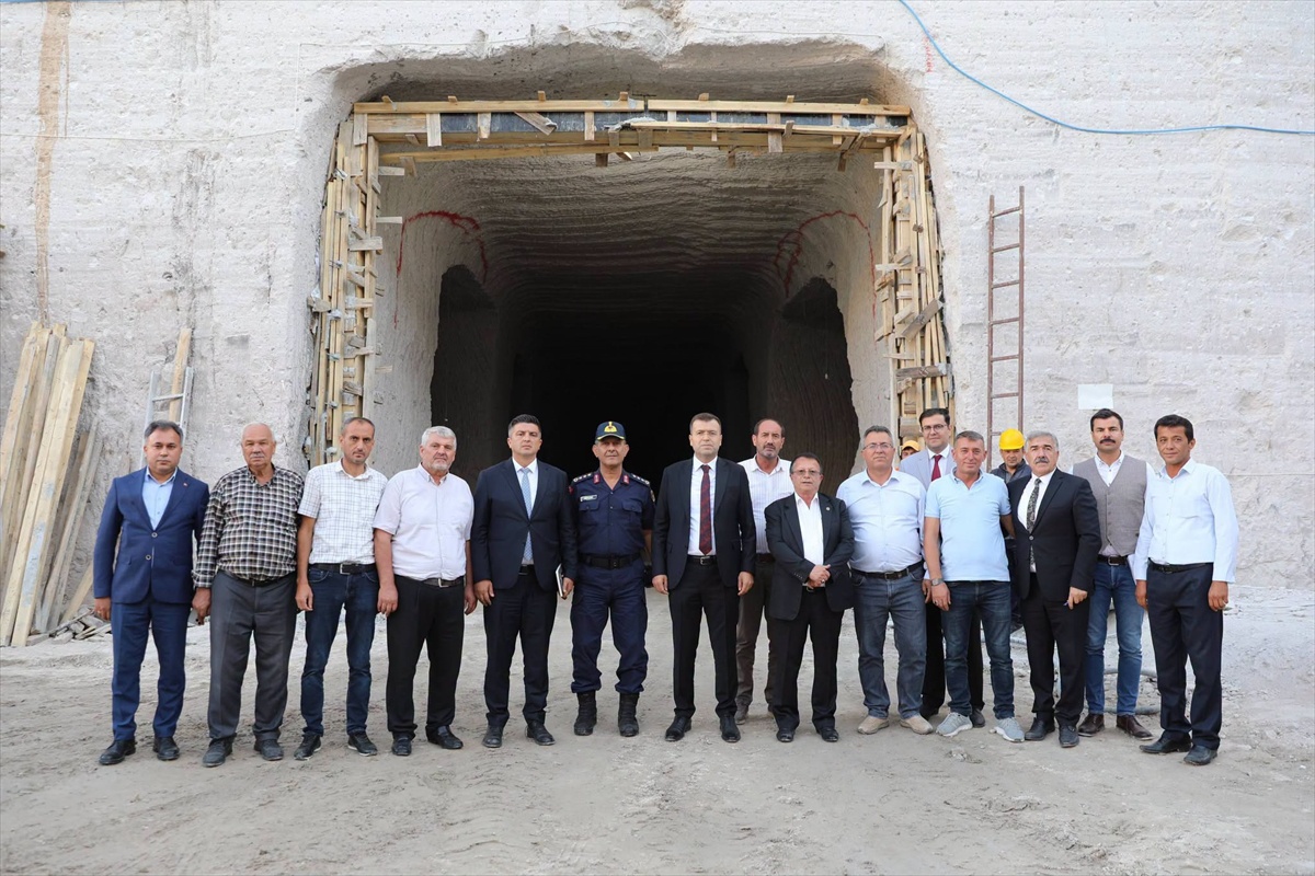 Niğde Valisi Akmeşe, dört beldeyi ziyaret edip kaya oyma depo çalışmalarını inceledi