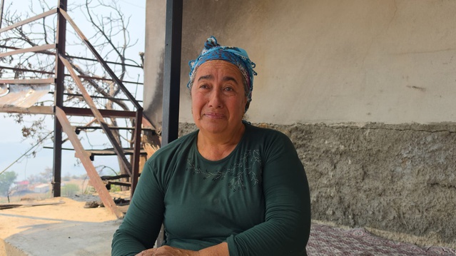 Adana Kozan'da orman yangınında evi küle dönen çift gözyaşı döktü