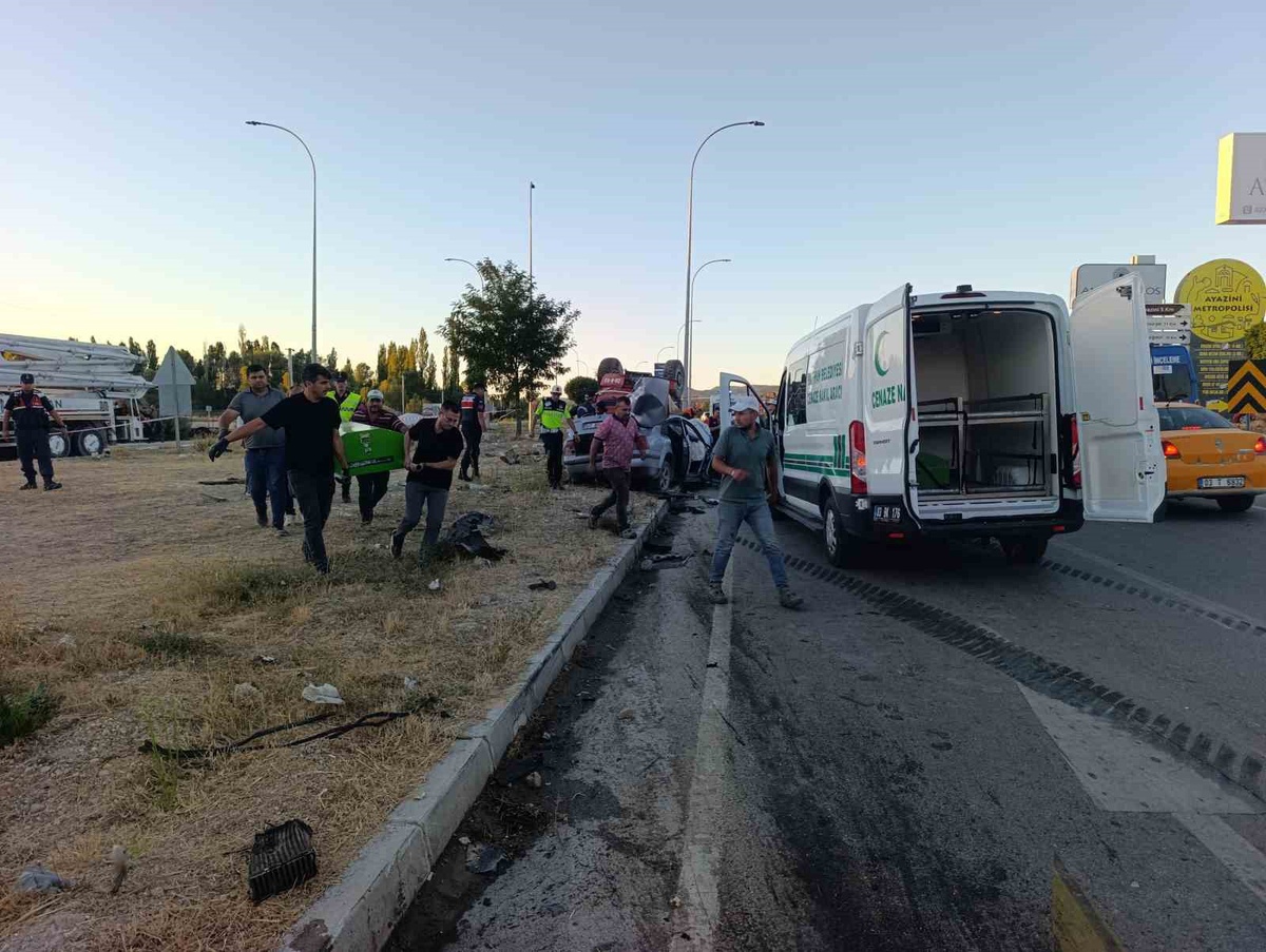 Yangından dönen arazöz Afyonkarahisar\'da otomobille çarpıştı, 1 kişi öldü 4 kişi yaralandı