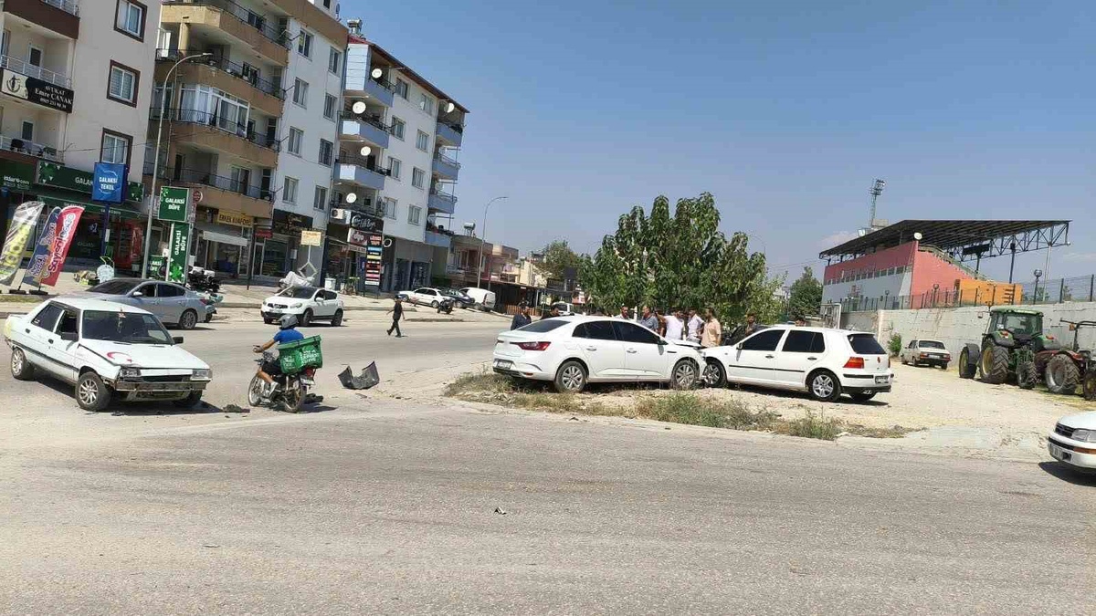 Osmaniye’de 3 otomobilin karıştığı kazada 1 kişi yaralandı