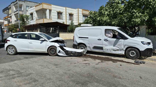 Adıyaman Sümerevler'de iki araç çarpıştı, kazada yaralanan olmadı