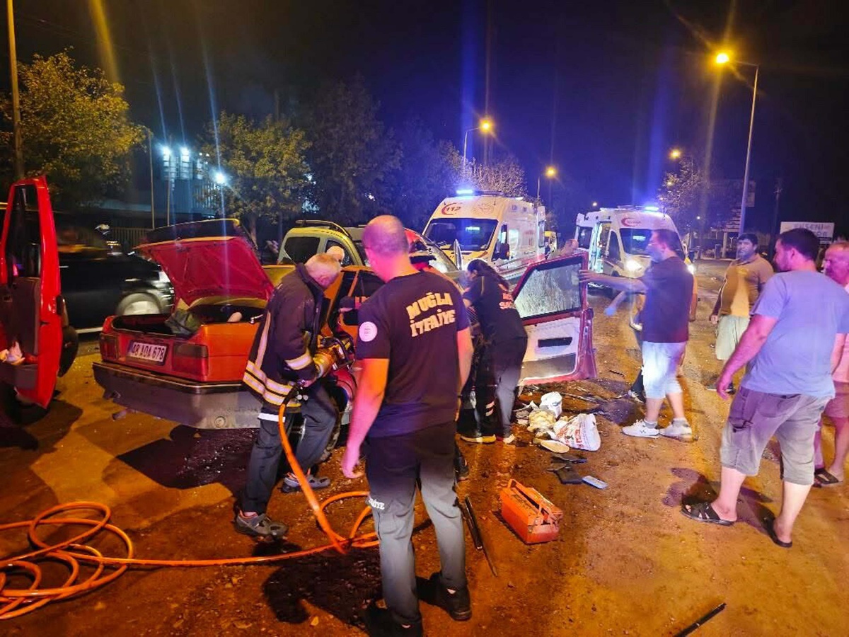 Fethiye\'de kamyonetle otomobil çarpıştı, otomobil sürücüsü hayatını kaybetti