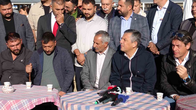 Özgür Özel Kars Hayvan Pazarı'nda çerçeve yasa sorusuna küpe cezasıyla yanıt verdi