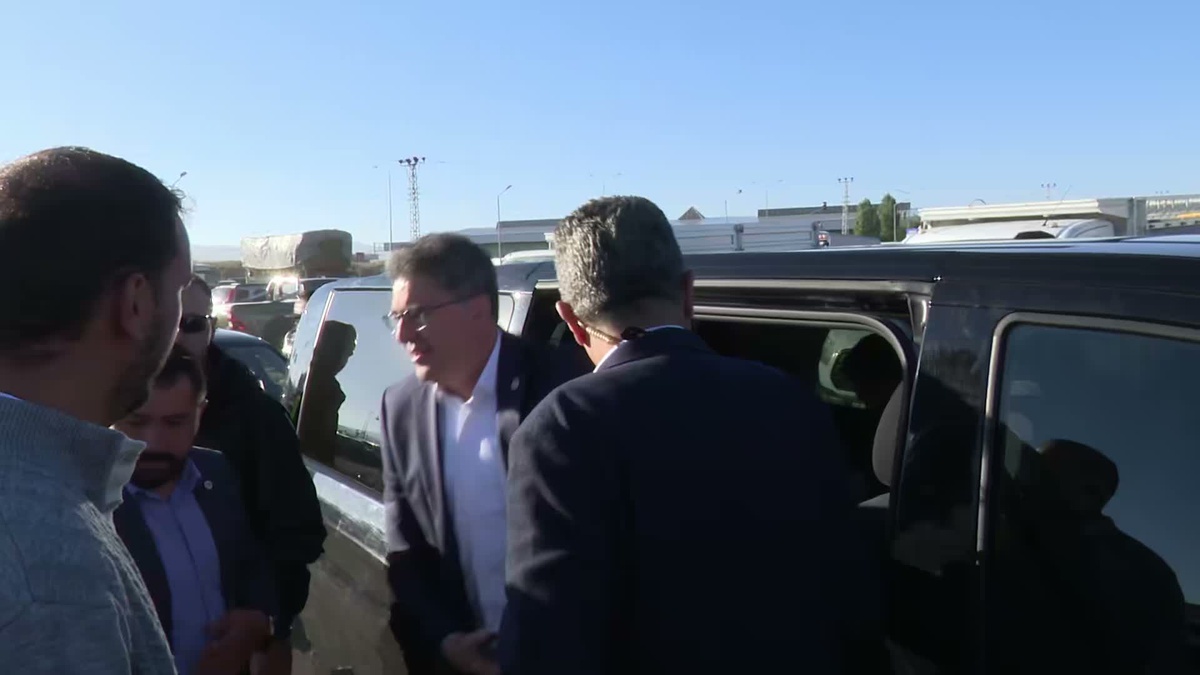Özgür Özel, Kars’ta hayvan pazarını ziyaret etti… Hayvancılar cezalardan şikayet etti